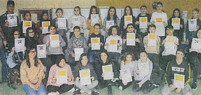 Die Auszeichnung in den Händen: Glückliche Gesichter bei den Streitschlichtern der Anne-Frank-Schule. (Foto:Schule)