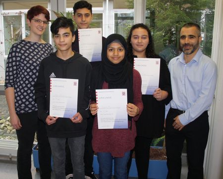 v.l.n.r: Katharina Kohl (Fachbereichsleitung Mathematik), Sahel Ahmad, Muhammed-Ali Dag, Sahel Ahmad, Sara Majbour, Abdullah Zeybek (Stv. Schulleiter)