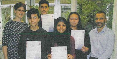 Die Gewinner (von links): Katharina Kohl (Mathelehrerin), Sahel Ahmad, Muhammed-Ali Dag, Sahel Ahmad, Sara Majbour und Abdullah Zeybek (stellv. Schulleiter). (Foto: Schule)