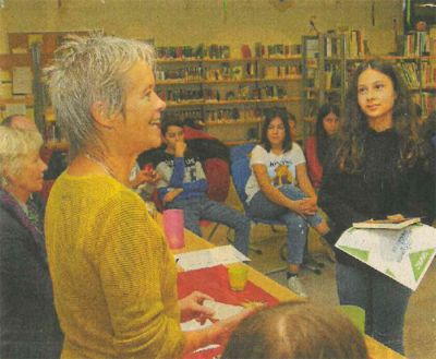 Jessica Lanzino freut sich über den Sieg beim Lesewettbewerb, Marion Kibbert-Ackermann freut sich über die guten Leistungen. (Foto: rko)