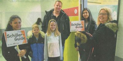 Elke und Sven Brodhäcker und ihre Kinder lassen sich von den Schüler-Guides in der Anne-Frank-Schule herumführen. (Foto: Michael Kapp)